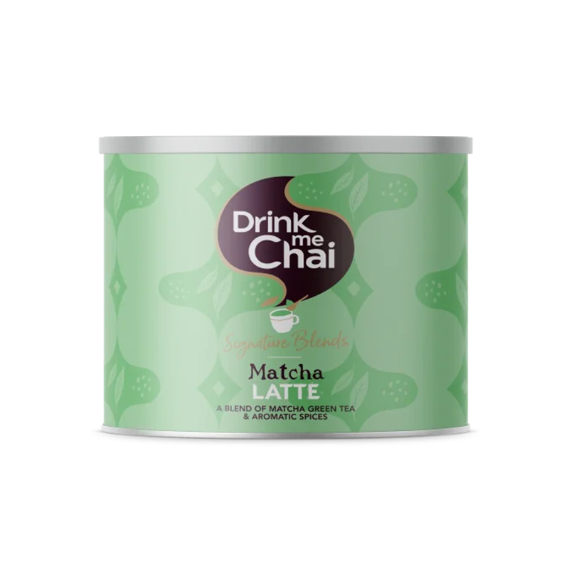 Maak nu gemakkelijk de heerlijkste Matcha Latte met de Drink me Chai Matcha Latte poeder. Dit 1 kilo blik is ideaal voor gebruik in de horeca.