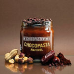 Chocolate spread by De Pindakaaswinkel without added sugar or palm oil. Made with hazelnut, peanut, cocoa and date. Smooth, pure and naturally delicious.