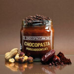 Creamy mocha chocolate spread with coffee flavour and mocha beans by De Pindakaaswinkel. Made with all-natural ingredients for coffee and chocolate lovers.