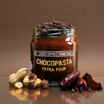 For true chocoholics: intensely dark chocolate spread with extra cocoa by De Pindakaaswinkel. No palm oil. Creamy, bold and seriously addictive.