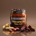 Peanut and cocoa spread by De Pindakaaswinkel. No palm oil, no sugar. Creamy thanks to coconut, sweetened by dates. Pure, honest, and naturally delicious.