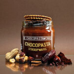 This stroopwafel and cinnamon chocolate spread by De Pindakaaswinkel is a Dutch cookie classic in a jar. No palm oil. The perfect gift for sweet tooths!