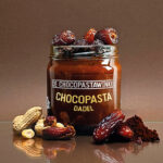 Creamy chocolate spread with date pieces and natural sweetness. No added sugars or palm oil. Soft, rich and perfectly balanced from De Pindakaaswinkel.